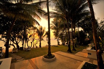 Hotel Front - Evening/Night