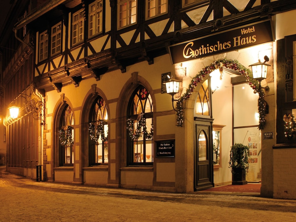 Hotelfassade am Abend/bei Nacht