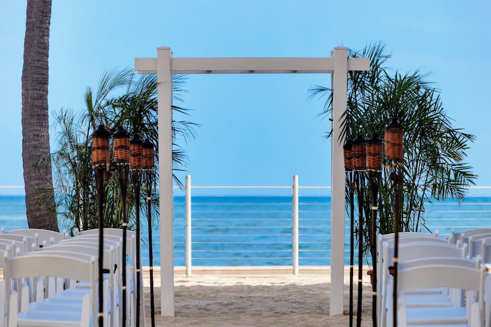 Outdoor wedding area, Southernmost Beach Resort