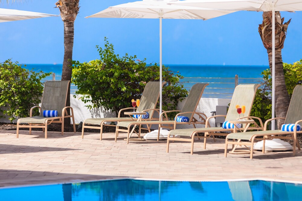 Outdoor pool, Southernmost Beach Resort