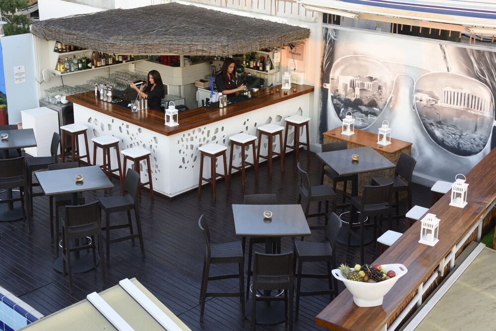 Poolside Bar