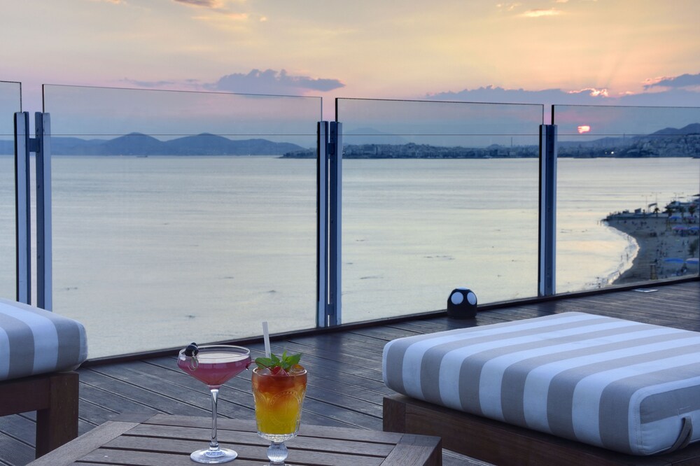 Poolside Bar