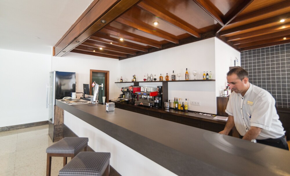 Bar junto a la piscina