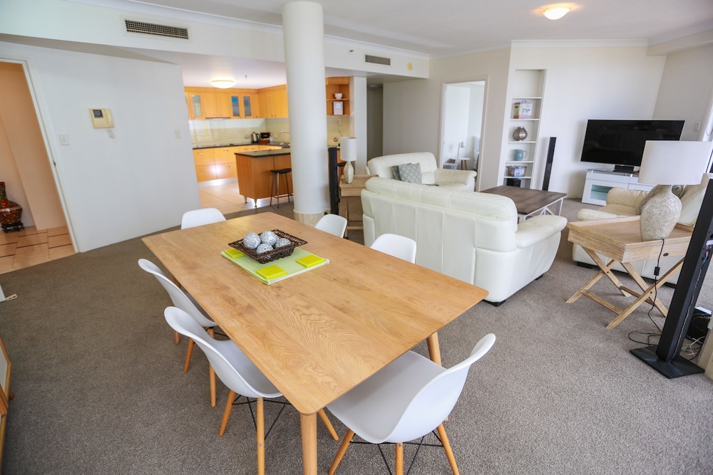 3 Bedroom Superior - In-Room Dining