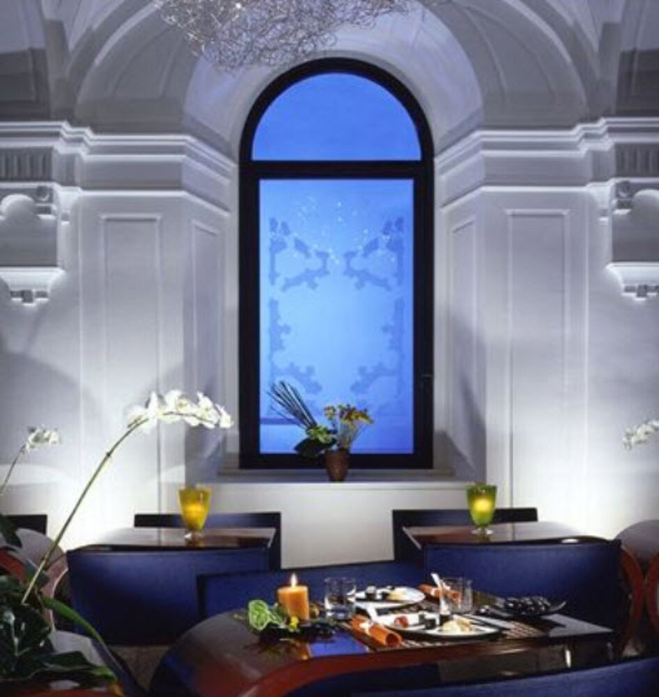 Hotel Lounge