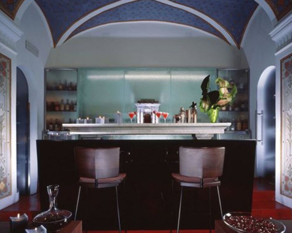 Hotel Bar
