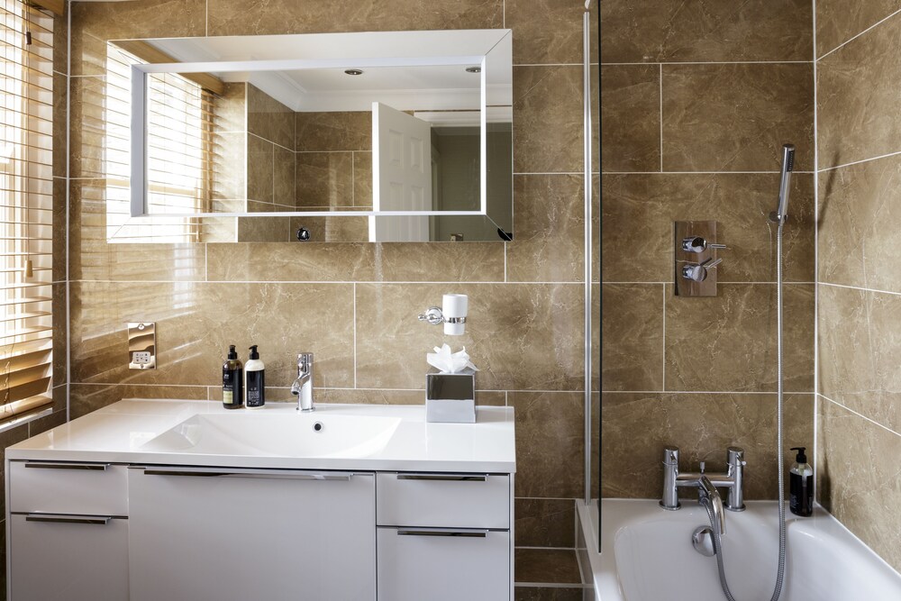 Apartment, 2 Bedrooms (Large) - Bathroom