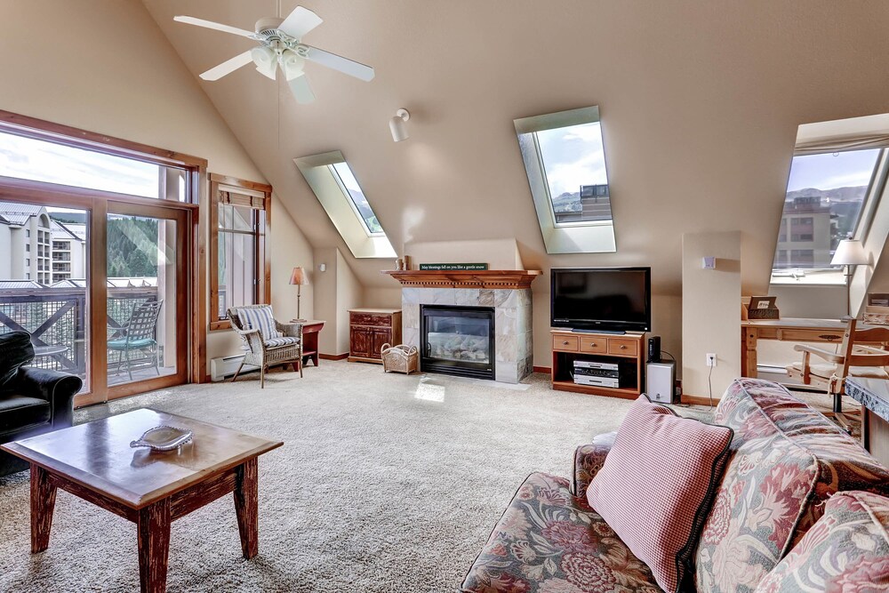 3 Bedroom, 3 Bath - Living Area