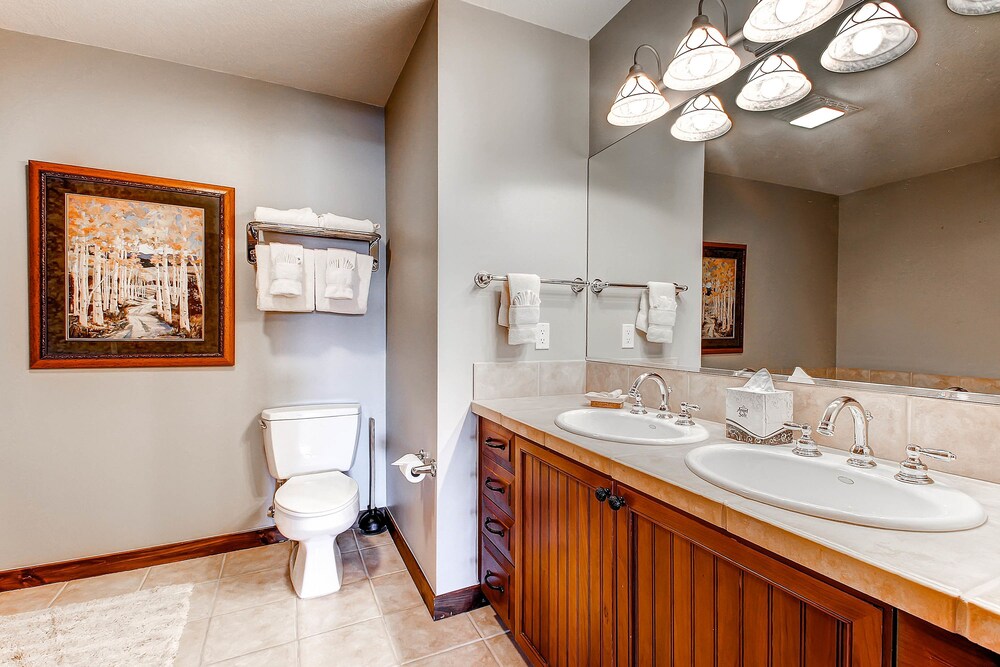 4 Bedroom, 4 Bath - Bathroom