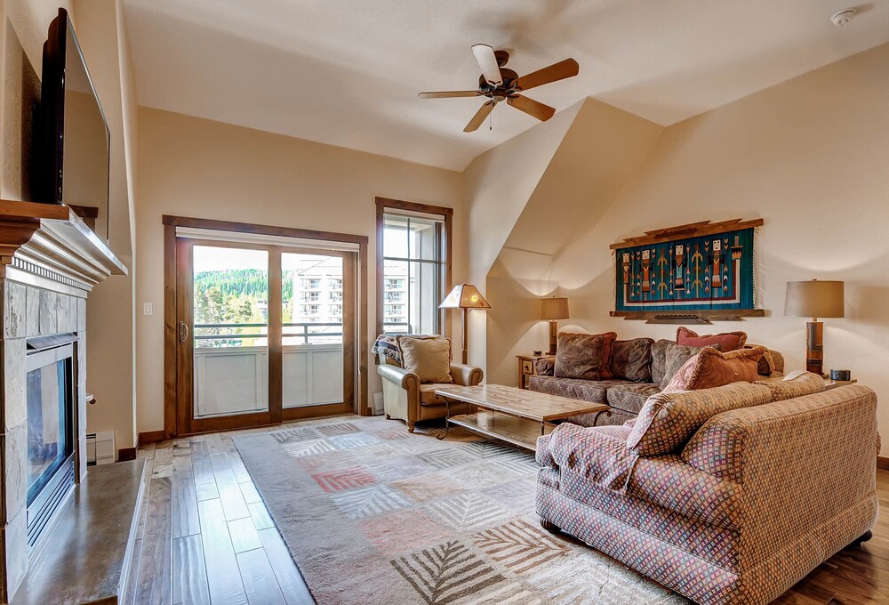 4 Bedroom, 4 Bath - Living Area