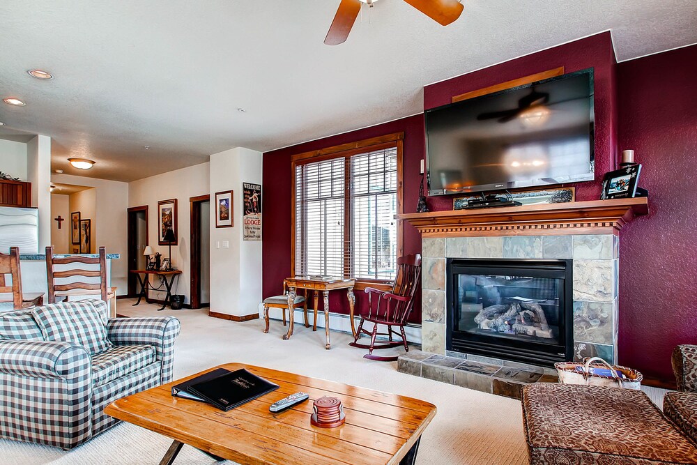 3 Bedroom, 3 Bath - Lobby Sitting Area