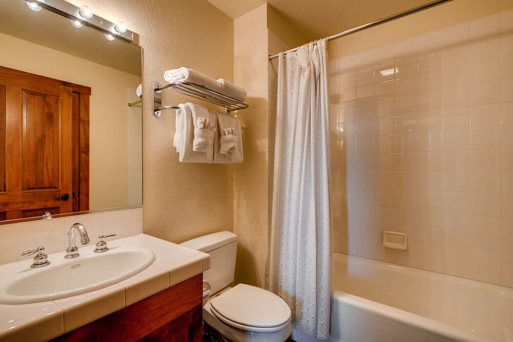 3 Bedroom, 3 Bath - Bathroom