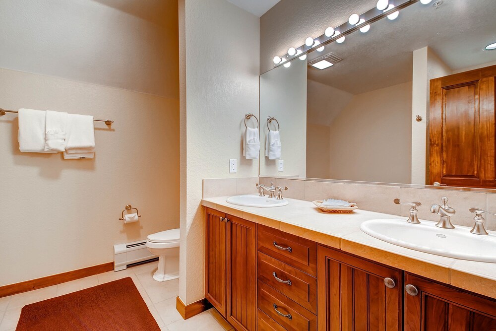 4 Bedroom, 4 Bath - Bathroom