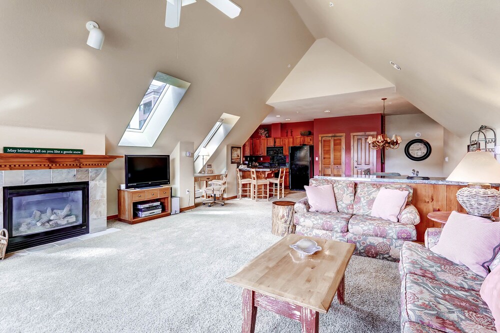 3 Bedroom, 3 Bath - Living Area