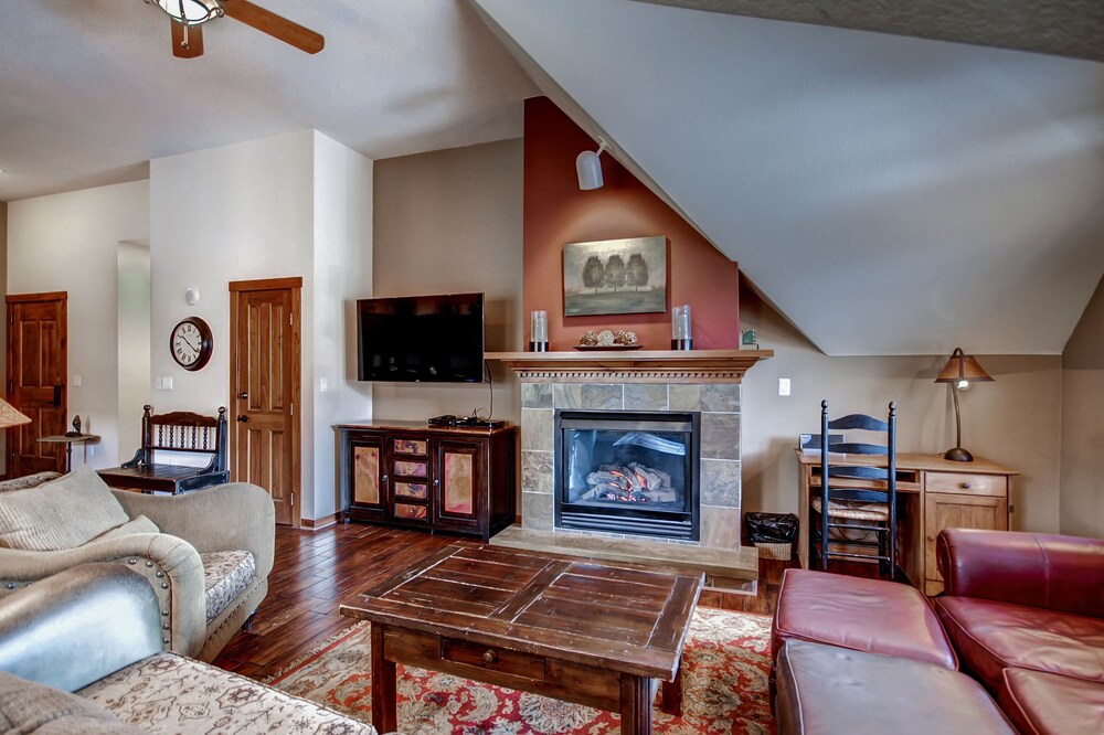 4 Bedroom, 4 Bath - Living Area
