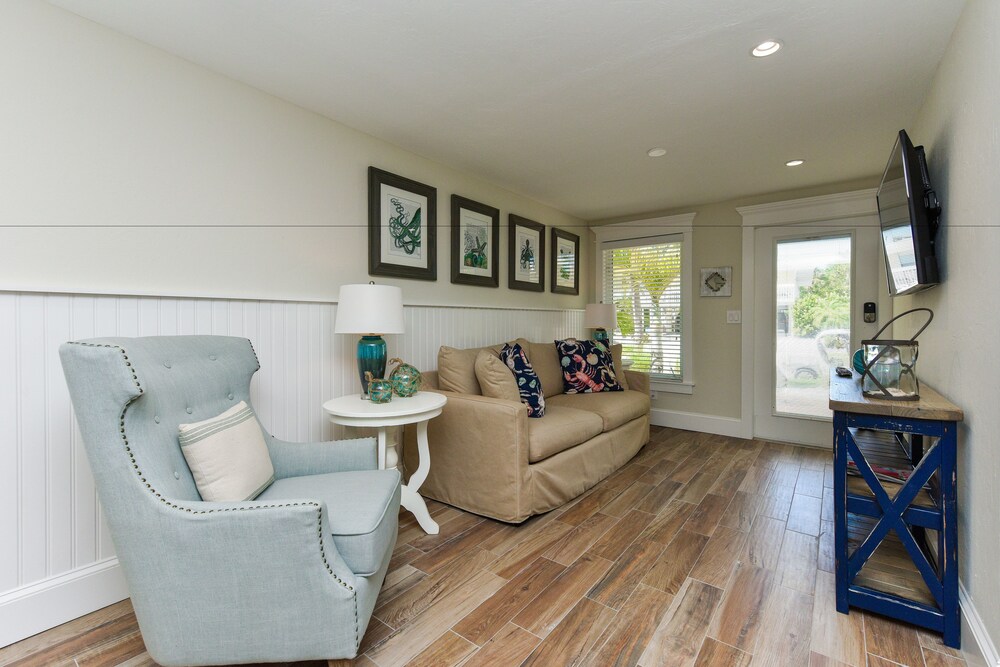 Suite, 2 Bedrooms, Private Pool - Living Area