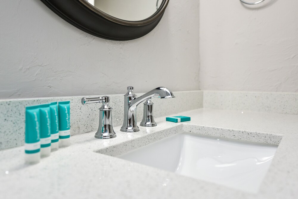 Studio, 1 King Bed - Bathroom