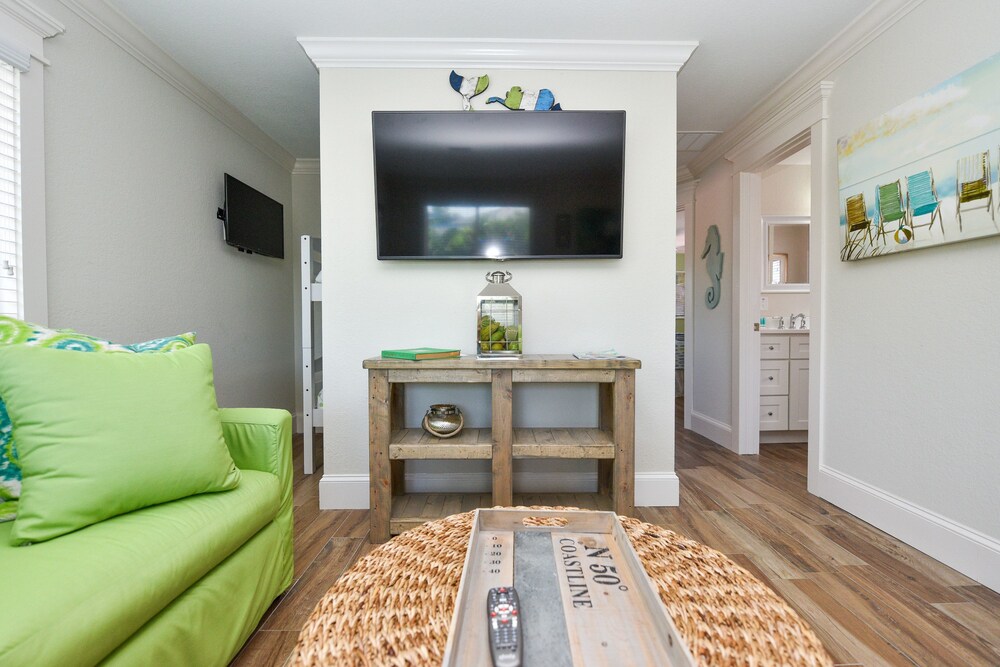Suite, 2 Bedrooms - Living Room