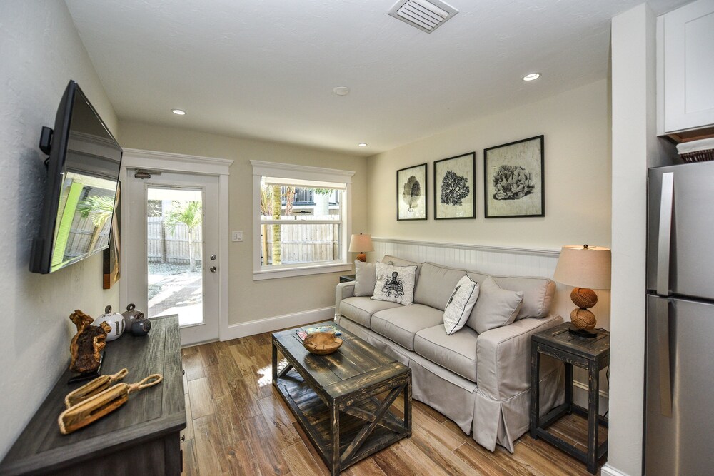 Suite, 1 Bedroom - Living Room