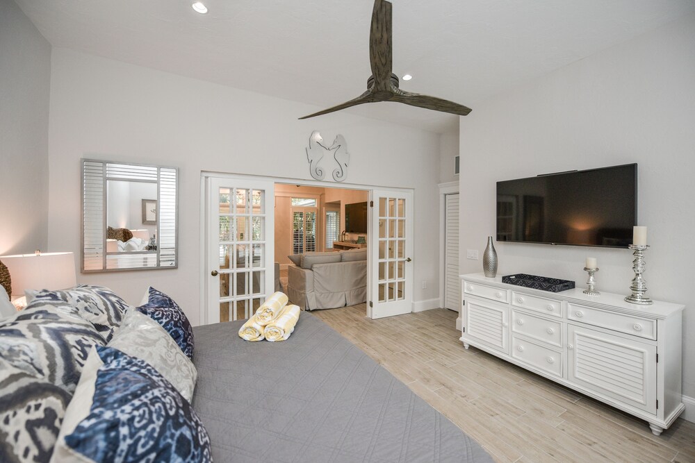 Honeymoon Suite, 1 King Bed with Sofa bed - Guestroom
