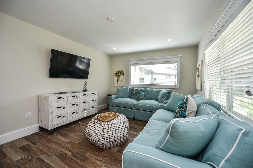 Suite, 1 Bedroom (Large) - Living Area