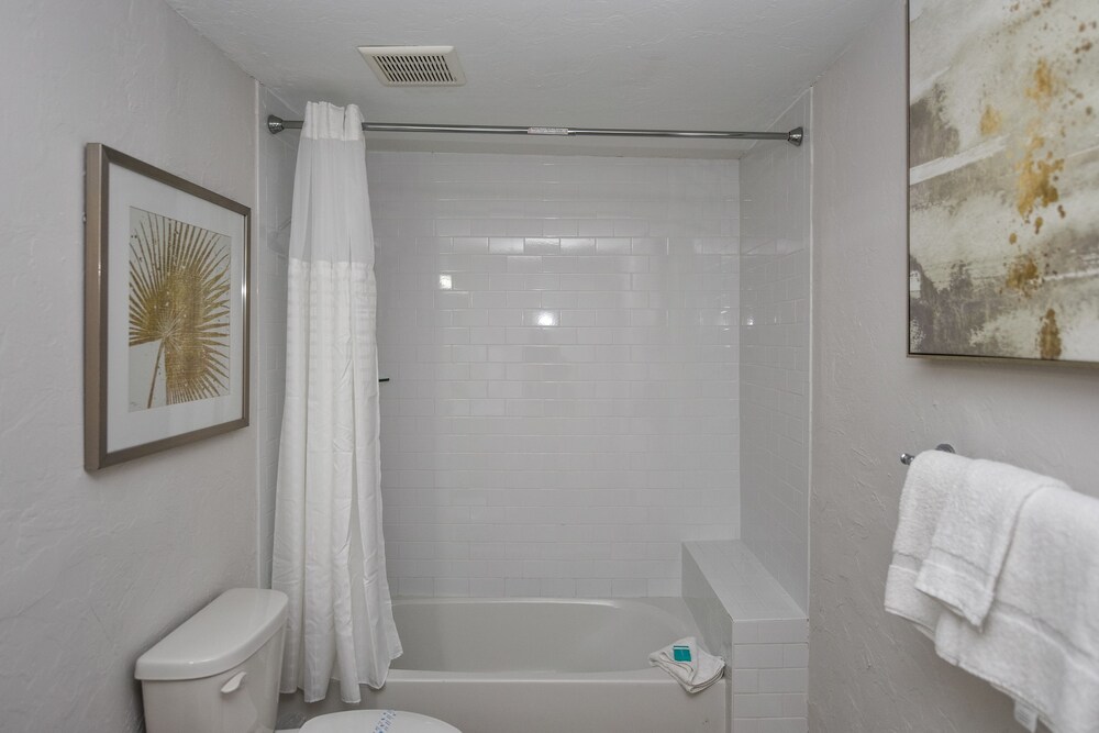 Honeymoon Suite, 1 King Bed with Sofa bed - Bathroom Shower