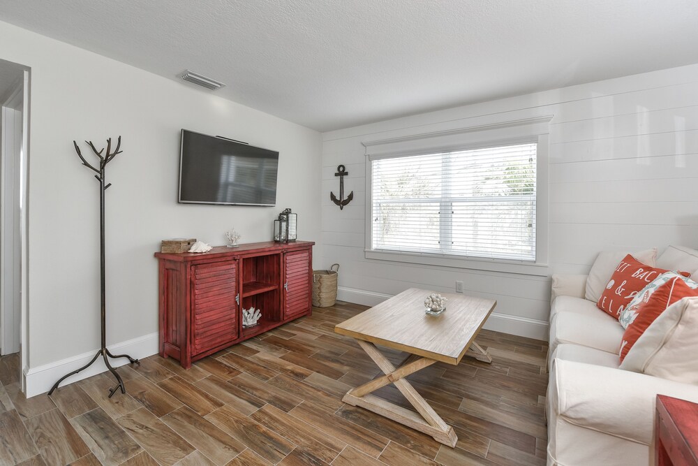 Suite, 2 Bedrooms - Living Area