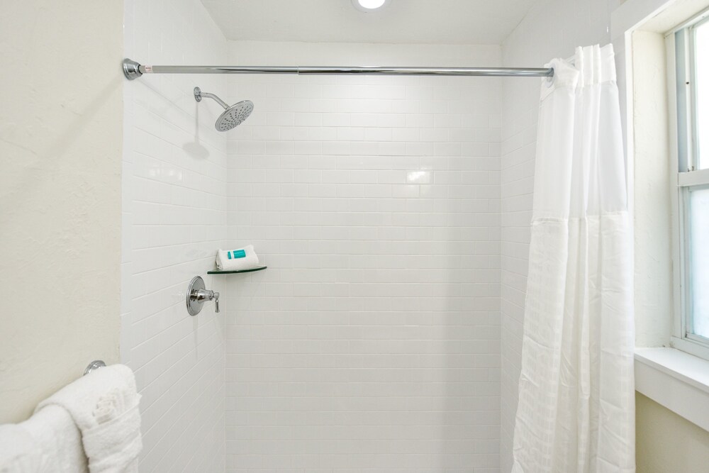 Studio, 1 King Bed - Bathroom