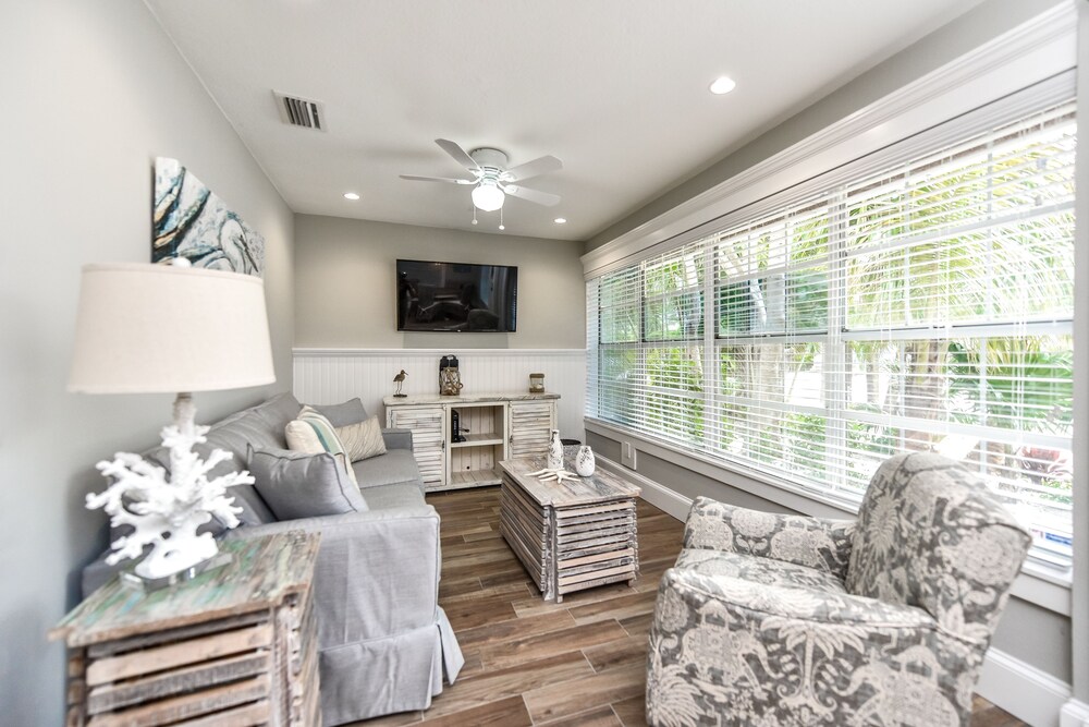 Suite, 1 Bedroom (Large) - Living Area