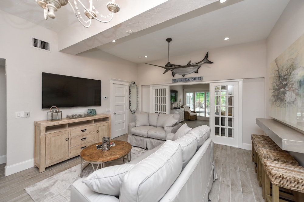 Honeymoon Suite, 1 King Bed with Sofa bed - Living Area