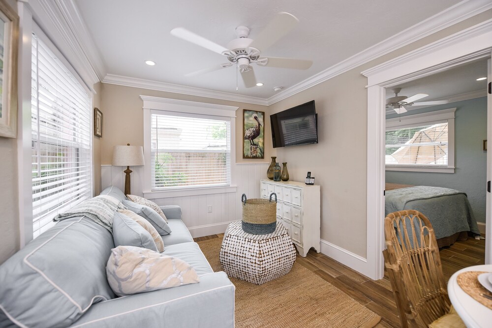 Suite, 1 Bedroom - Living Room