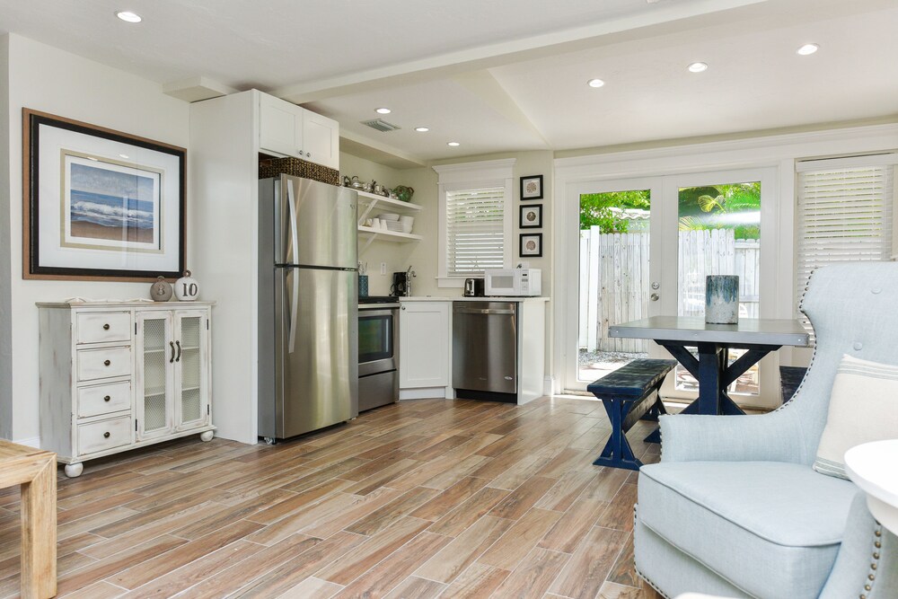 Suite, 2 Bedrooms, Private Pool - Living Area