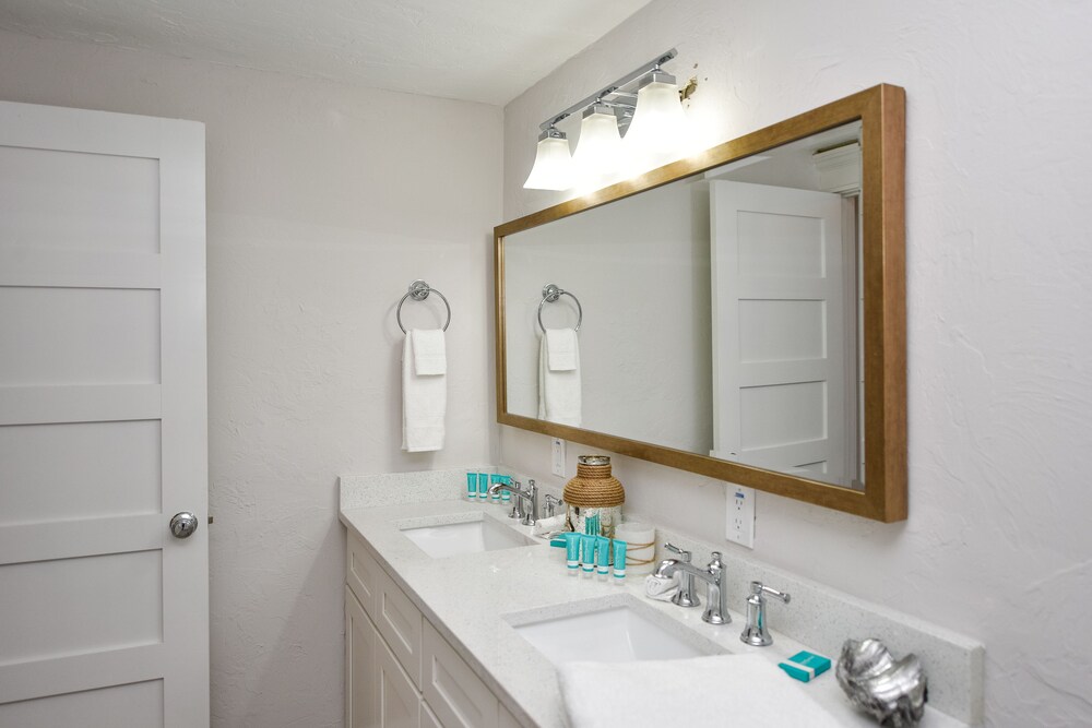 Honeymoon Suite, 1 King Bed with Sofa bed - Bathroom