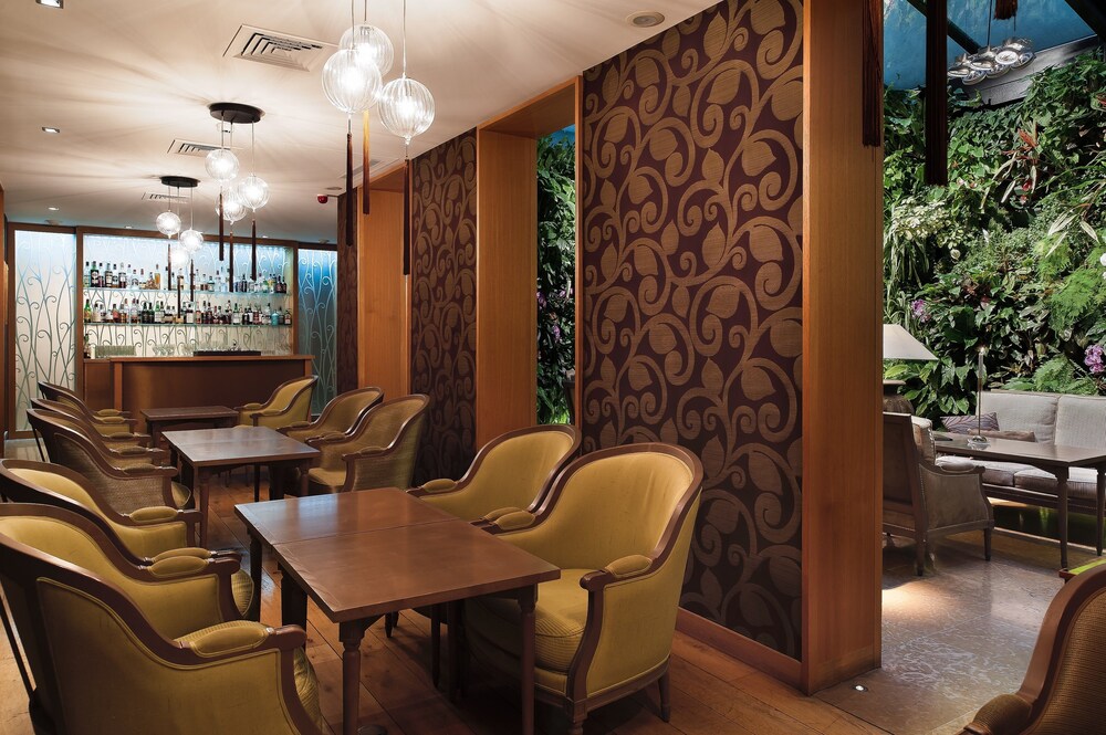 Hotel Lounge