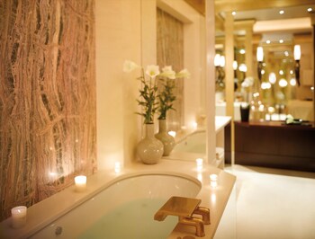 Deep Soaking Bathtub