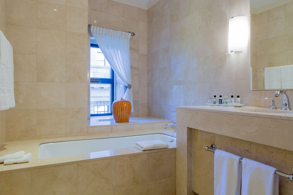 Deep Soaking Bathtub
