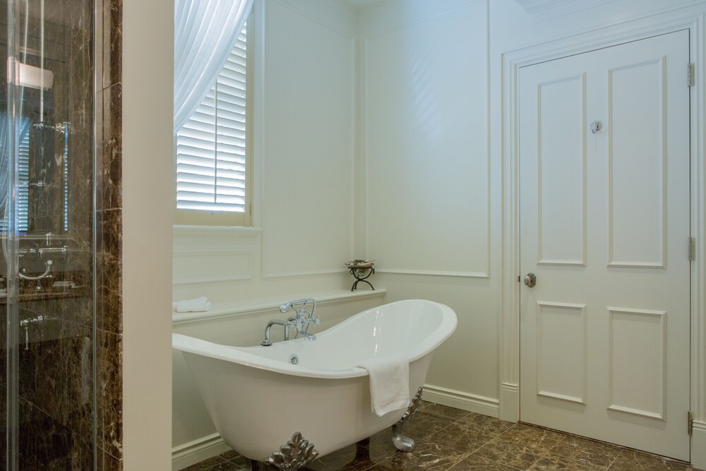 Deep Soaking Bathtub