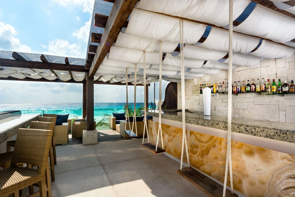 Poolside Bar