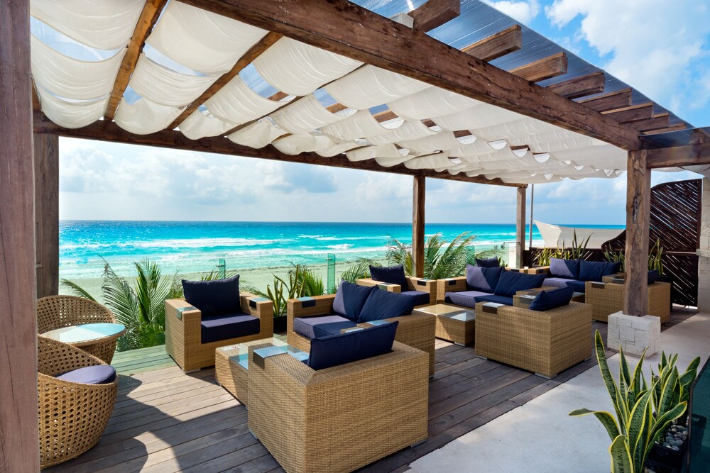 Poolside Bar