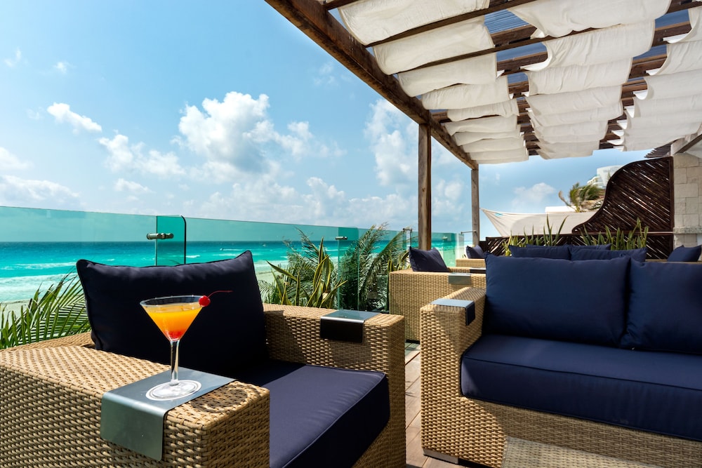 Poolside Bar