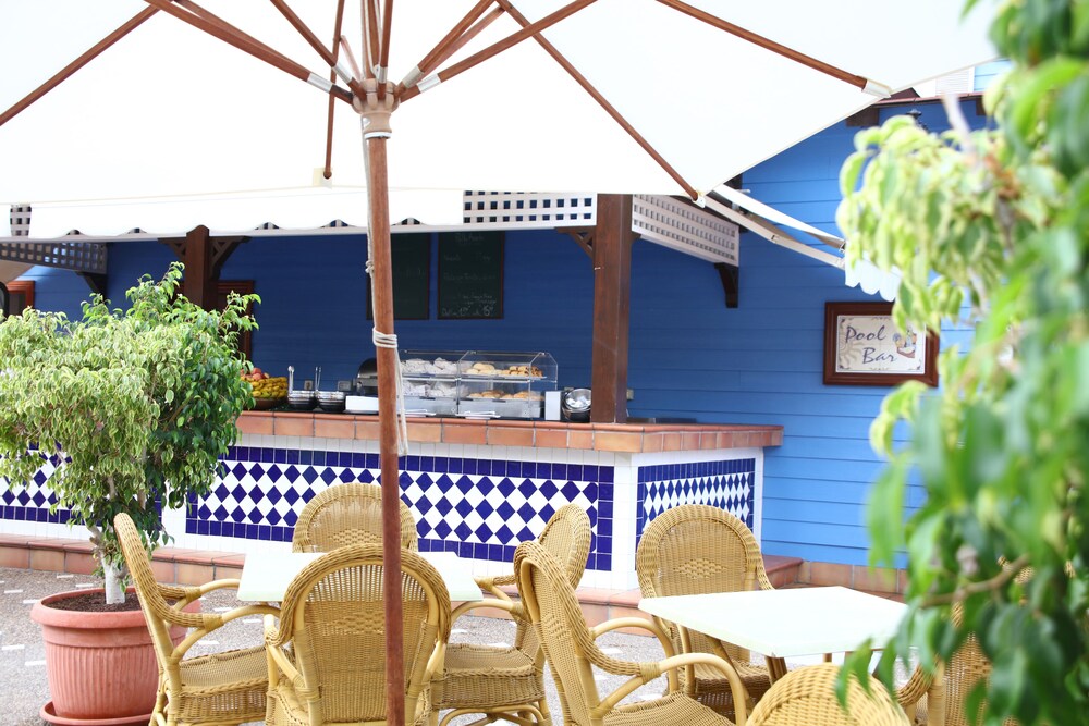 Poolside Bar