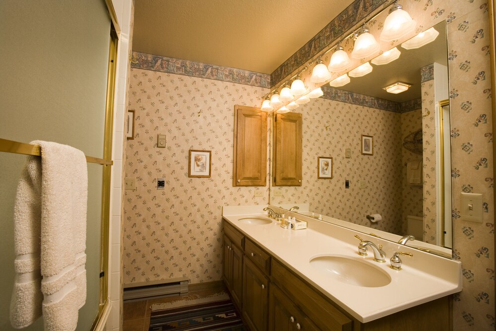 Condo, 2 Bedrooms - Bathroom