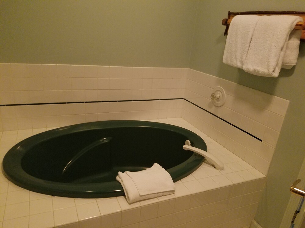 Deep Soaking Bathtub