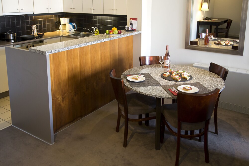 Restauration dans la chambre (Appartement, 1 chambre)