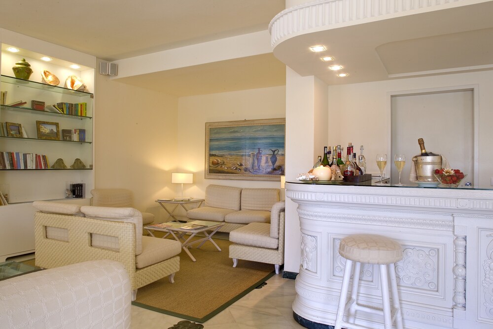 Hotel Bar