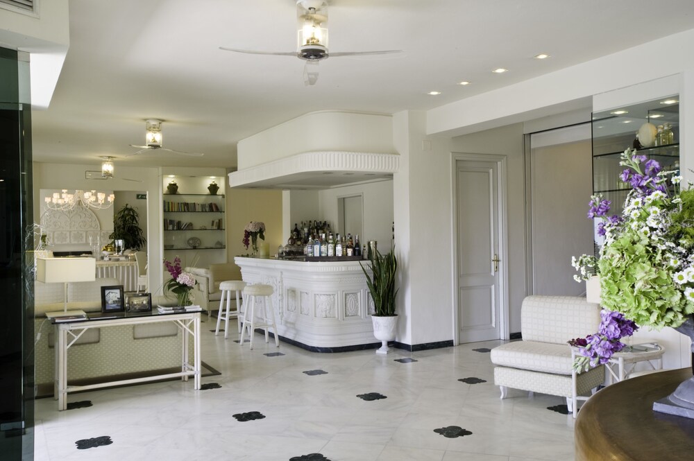 Hotel Bar