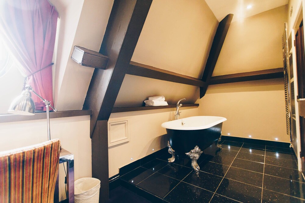 Deep Soaking Bathtub