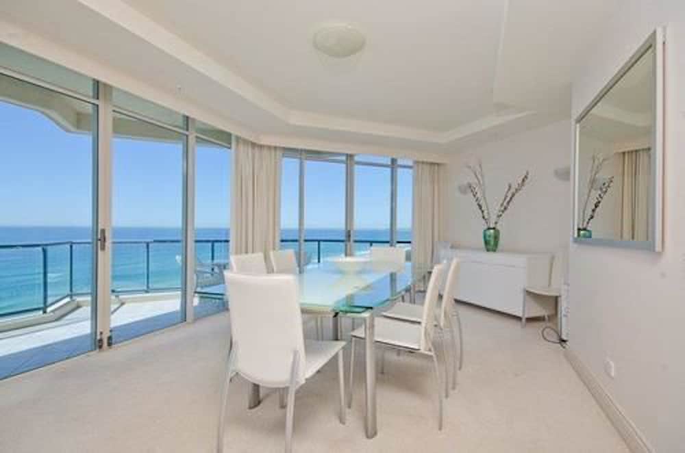 Three Bedroom Beachfront Apt - Living Area