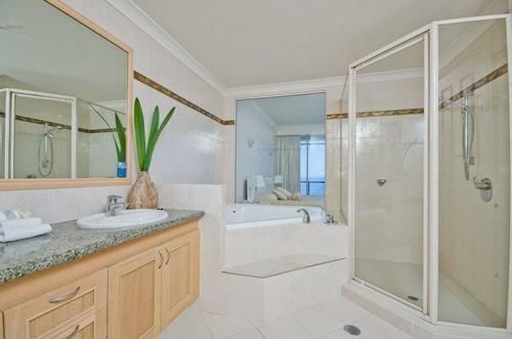 Three Bedroom Beachfront Apt - Bathroom
