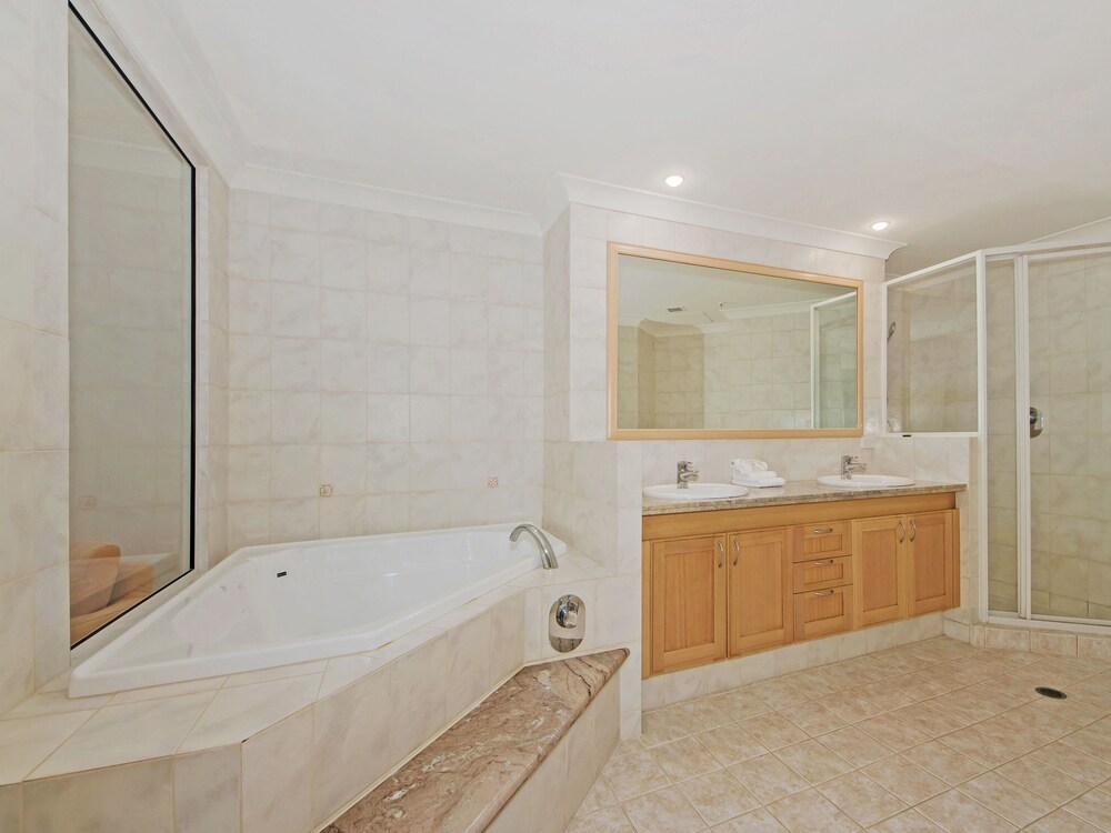 Three Bedroom Beachfront Apt - Bathroom